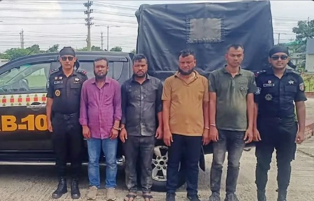 ভুয়া র‍্যাবকে ধাওয়া দিল আসল র‍্যাব, পথে দুই পক্ষকেই পেটাল জনতা!